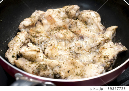 チキンの蒸し焼き 39827723