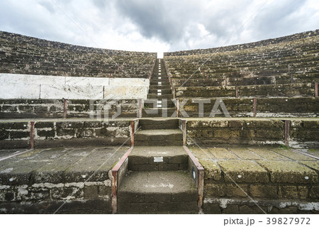 ポンペイ遺跡大劇場石造りの座席風景 39827972