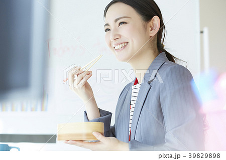 ビジネスウーマン　お弁当 39829898