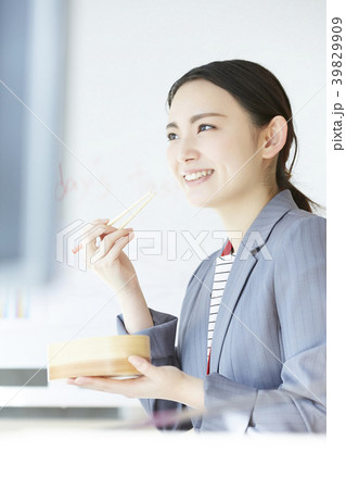 ビジネスウーマン　お弁当 39829909