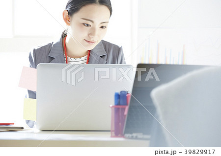 ビジネスウーマン　デスクワーク 39829917