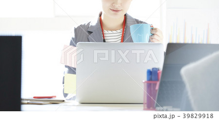 ビジネスウーマン　デスクワーク 39829918