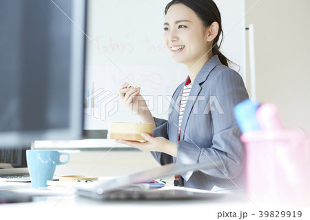 ビジネスウーマン　お弁当 39829919