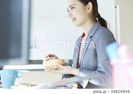 ビジネスウーマン　お弁当 39829948