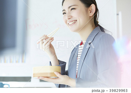 ビジネスウーマン お弁当 ビジネスウーマン お弁当 39829963