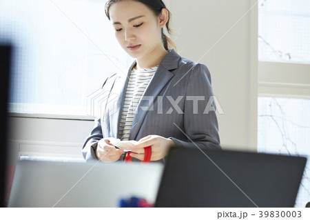 女性 ビジネスウーマン 女性 ビジネスウーマン 39830003