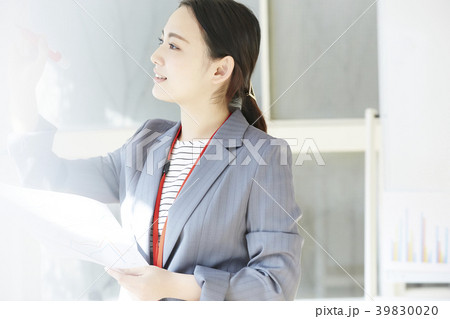 女性　ビジネスウーマン 39830020