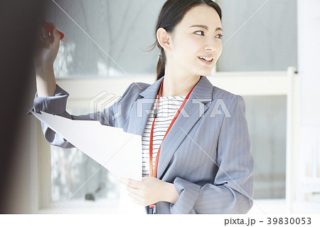 女性　ビジネスウーマン 39830053