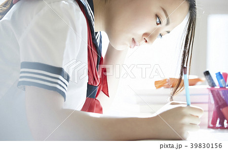 女子高生　勉強 39830156