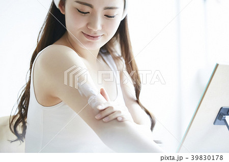 女性　ビューティー　スキンケア 39830178