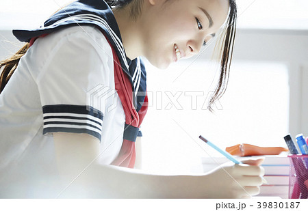 女子高生　勉強 39830187