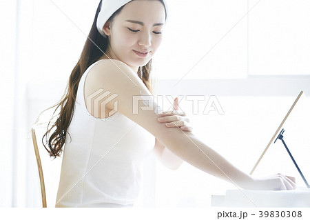 女性 ビューティー スキンケア 女性 ビューティー スキンケア 39830308