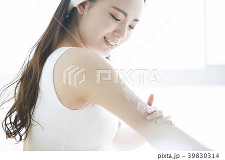 女性　ビューティー　スキンケア 39830314