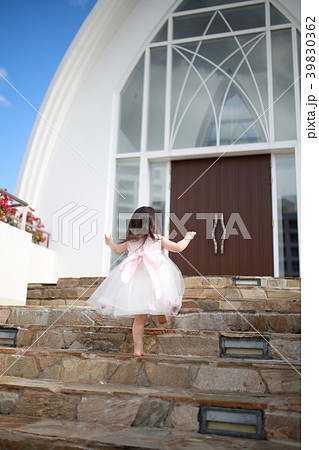 チャペル 教会 ブライダル ウェディング 風景 景色 ハイビスカス トロピカル 南国 結婚式 の写真素材