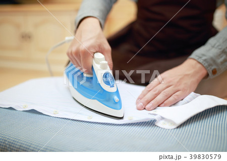 アイロン (家事 パパ 父親 顔なし ボディパーツ ライフスタイル) アイロン (家事 パパ 父親 顔なし ボディパーツ ライフスタイル) 39830579