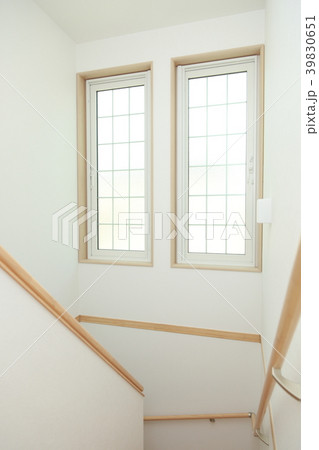 階段 (一軒家 一戸建て ハウス マイホーム 新築 住居 住宅 ライフスタイル 1F 2F 屋内) 39830651