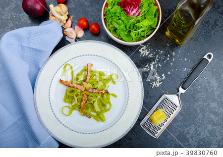 Italian spinach pasta with organic garlic Italian spinach pasta with organic garlic 39830760