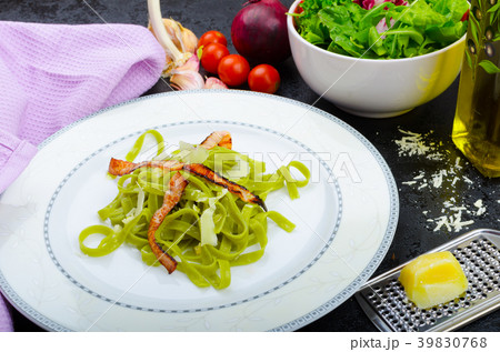 Italian spinach pasta with organic garlic 39830768