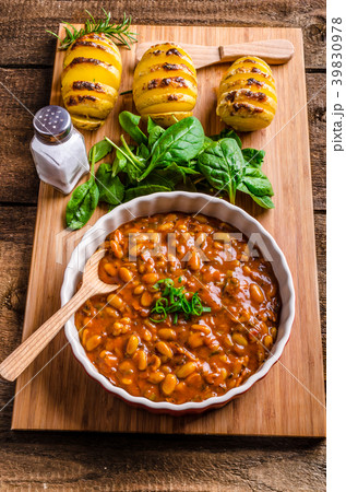 Spicy cowboy beans with hassleback potatoe with herbs 39830978