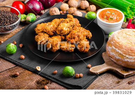 Spicy breaded chicken wings with homemade bread 39831029