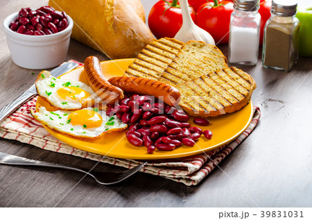 English breakfast - garlic toast, fried egg, beans and English breakfast, toast, egg, beans, sausages 39831031