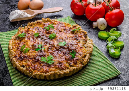 Home French quiche stuffed with mushrooms, tomato and leek Home French quiche stuffed with mushrooms, tomato and leek 39831118