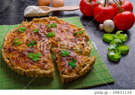 Home French quiche stuffed with mushrooms, tomato and leek Home French quiche stuffed with mushrooms, tomato and leek 39831139