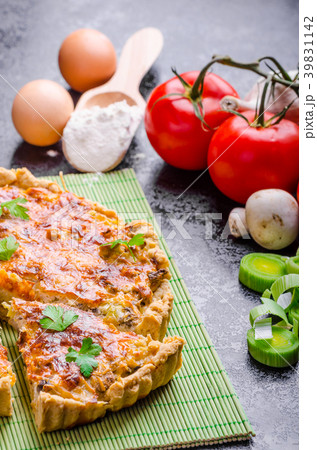 Home French quiche stuffed with mushrooms, tomato and leek Home French quiche stuffed with mushrooms, tomato and leek 39831142