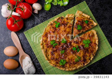 Home French quiche stuffed with mushrooms, tomato and leek Home French quiche stuffed with mushrooms, tomato and leek 39831143