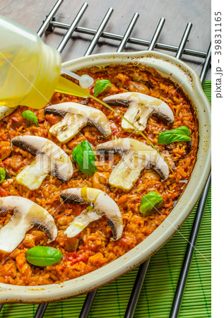 Chicken baked with rice, mushrooms and tomatoes 39831165