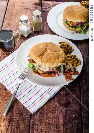 Beef burger, red onion and fried egg Beef burger, red onion and fried egg 39831168