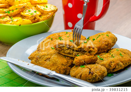 Crispy breaded mushroom schnitzel Crispy breaded mushroom schnitzel 39831215