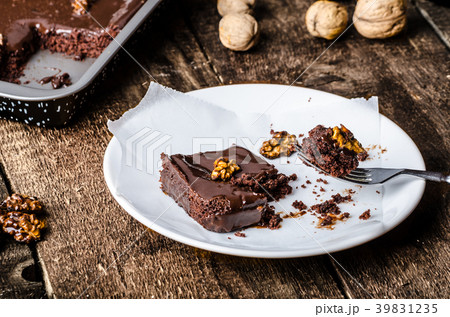 Chocolate cake with roasted nuts Chocolate cake with roasted nuts 39831235