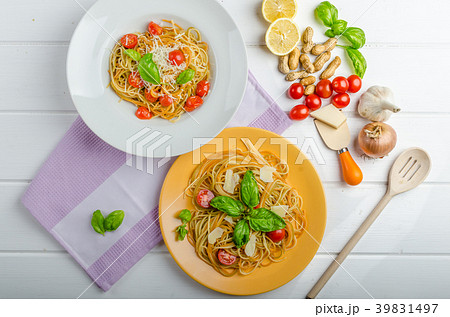 Lemon pasta with cherry tomatoes, basil and nuts Lemon pasta with cherry tomatoes, basil and nuts 39831497