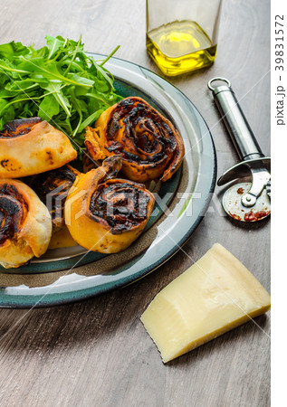 Pizza snails, minipizza with salad and parmagio Pizza snails, minipizza with salad and parmagio 39831572