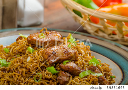 Chinese noodles with chicken and onion 39831663