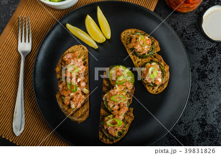 Salmon tartar 39831826