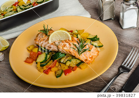 Salmon baked with thyme and Mediterranean vegetables Salmon baked with thyme and Mediterranean vegetables 39831827