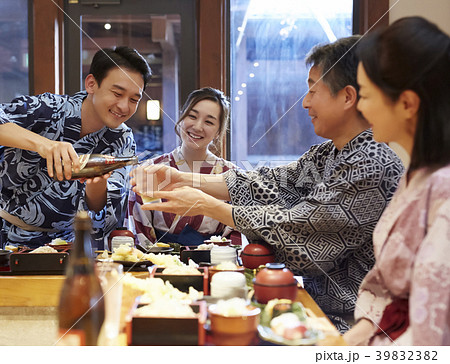 温泉旅行に行く家族 39832382