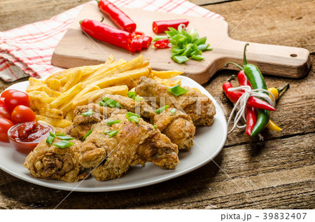 Fried chicken, chilli fries and dip Fried chicken, chilli fries and dip 39832407