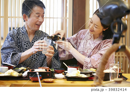 温泉旅行に行く夫婦 温泉旅行に行く夫婦 39832414