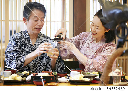 温泉旅行に行く夫婦 39832420