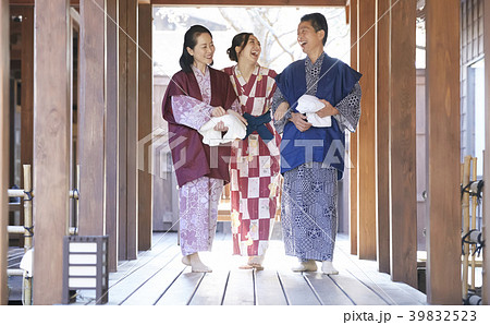 温泉旅行に行く家族 39832523
