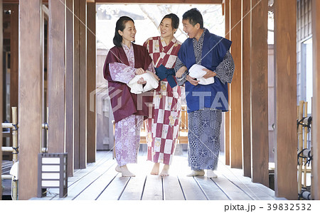 温泉旅行に行く家族 39832532