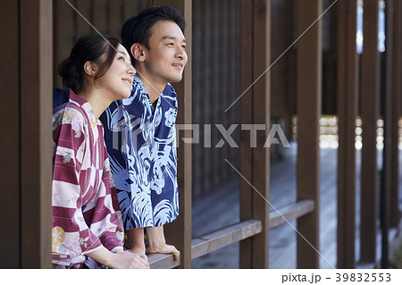 温泉旅行に行く夫婦 温泉旅行に行く夫婦 39832553