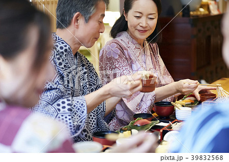 温泉旅行に行く家族 温泉旅行に行く家族 39832568