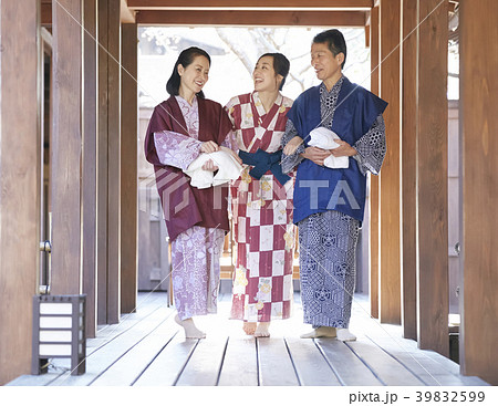 温泉旅行に行く家族 温泉旅行に行く家族 39832599