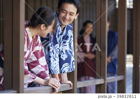 温泉旅行に行く家族 39832611