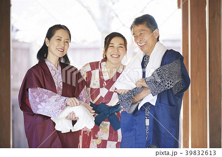 温泉旅行に行く家族 39832613