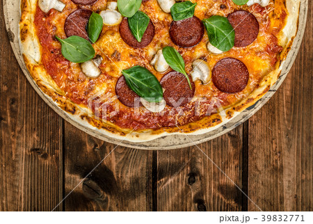 Rustic pizza with salami, mozzarella and spinach 39832771